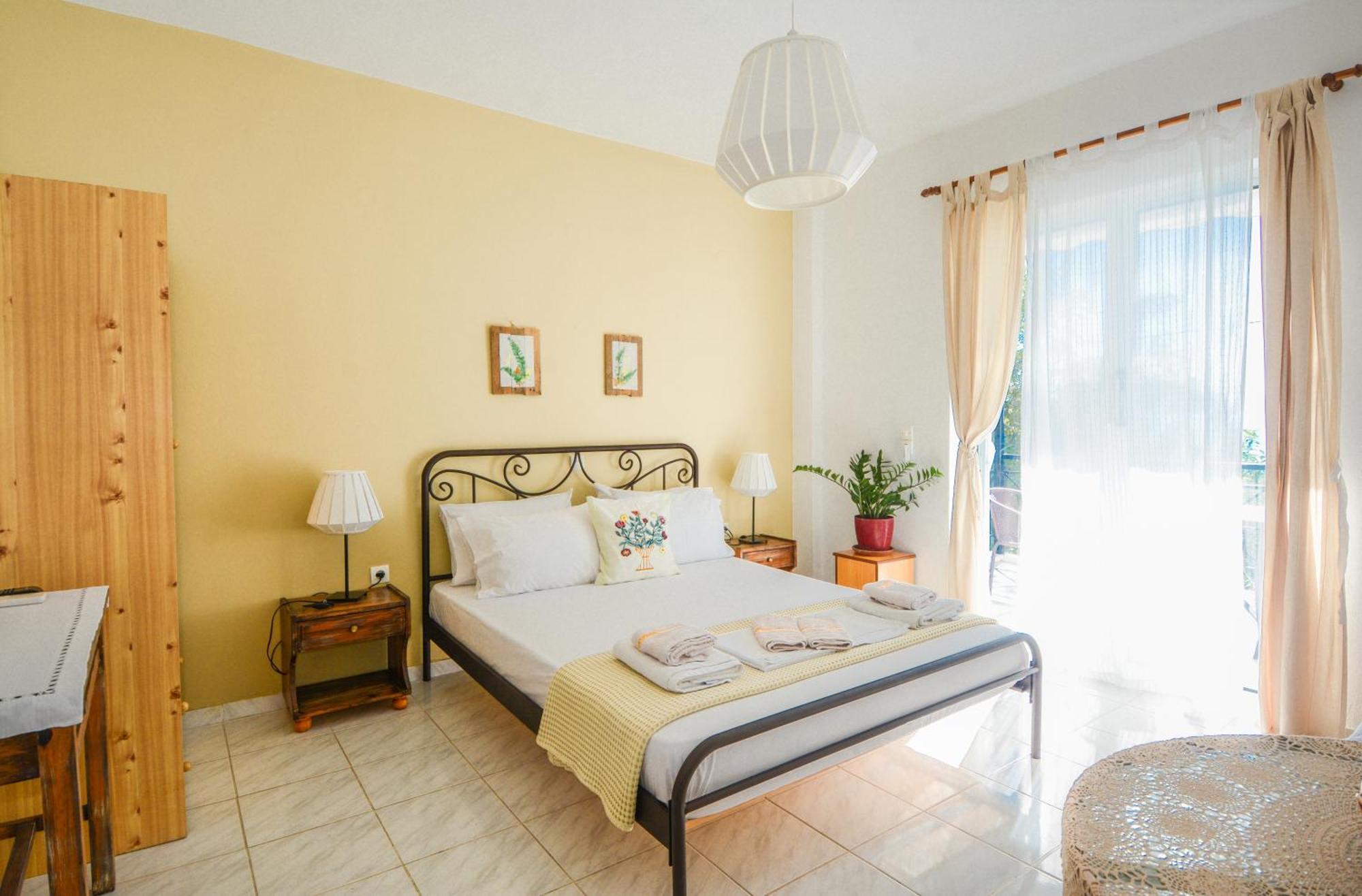 Heracles Guesthouse Rovies Exterior foto