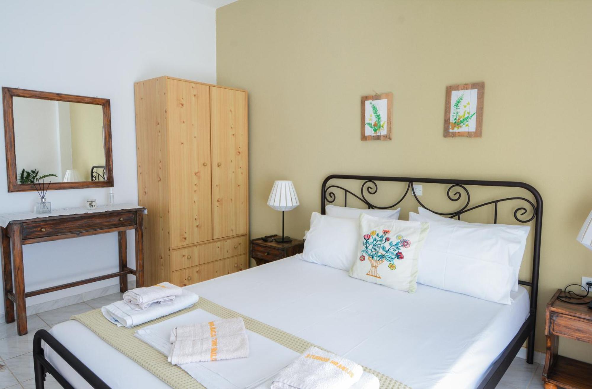 Heracles Guesthouse Rovies Exterior foto