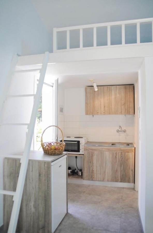Heracles Guesthouse Rovies Exterior foto